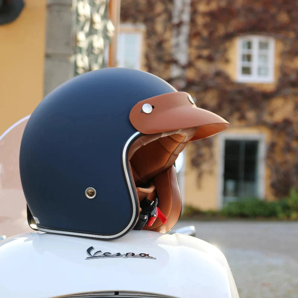 Bild mit Rollerhelm